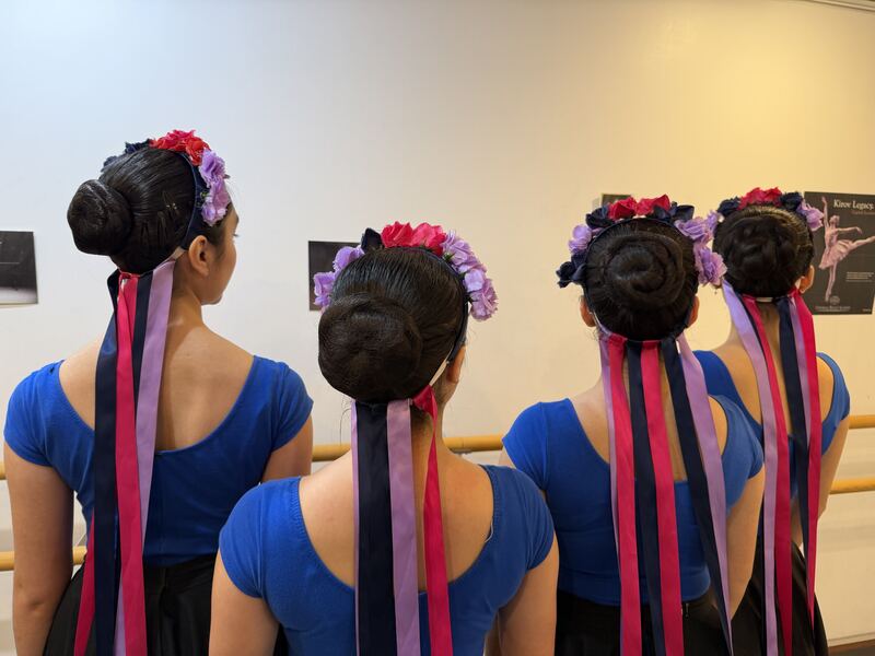 Alumnas con tocados florales y cintas de danza de carácter