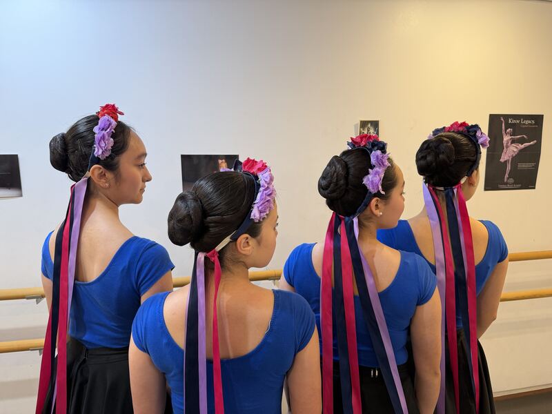 Alumnas de danza de carácter con cintas y flores
